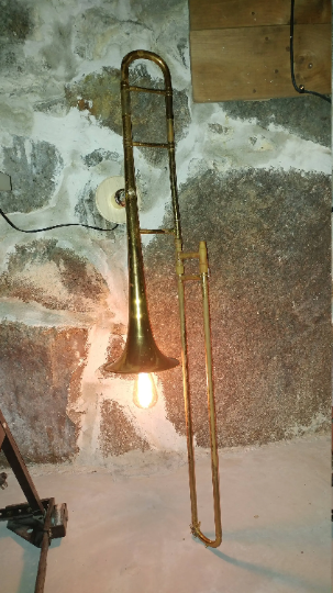 Trombone wall light